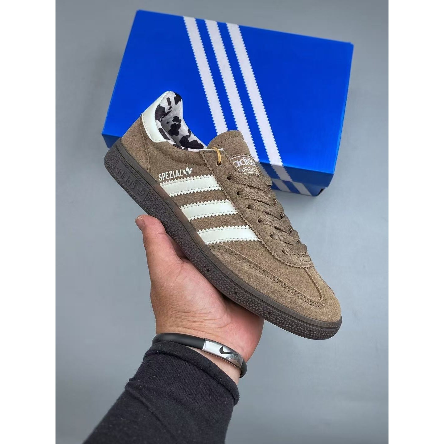 <p>ADIDAS 经典款复古休闲板鞋(棕色)</p>