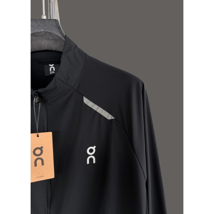 <p>On Weather Jacket Insulated 輕量外套</p>