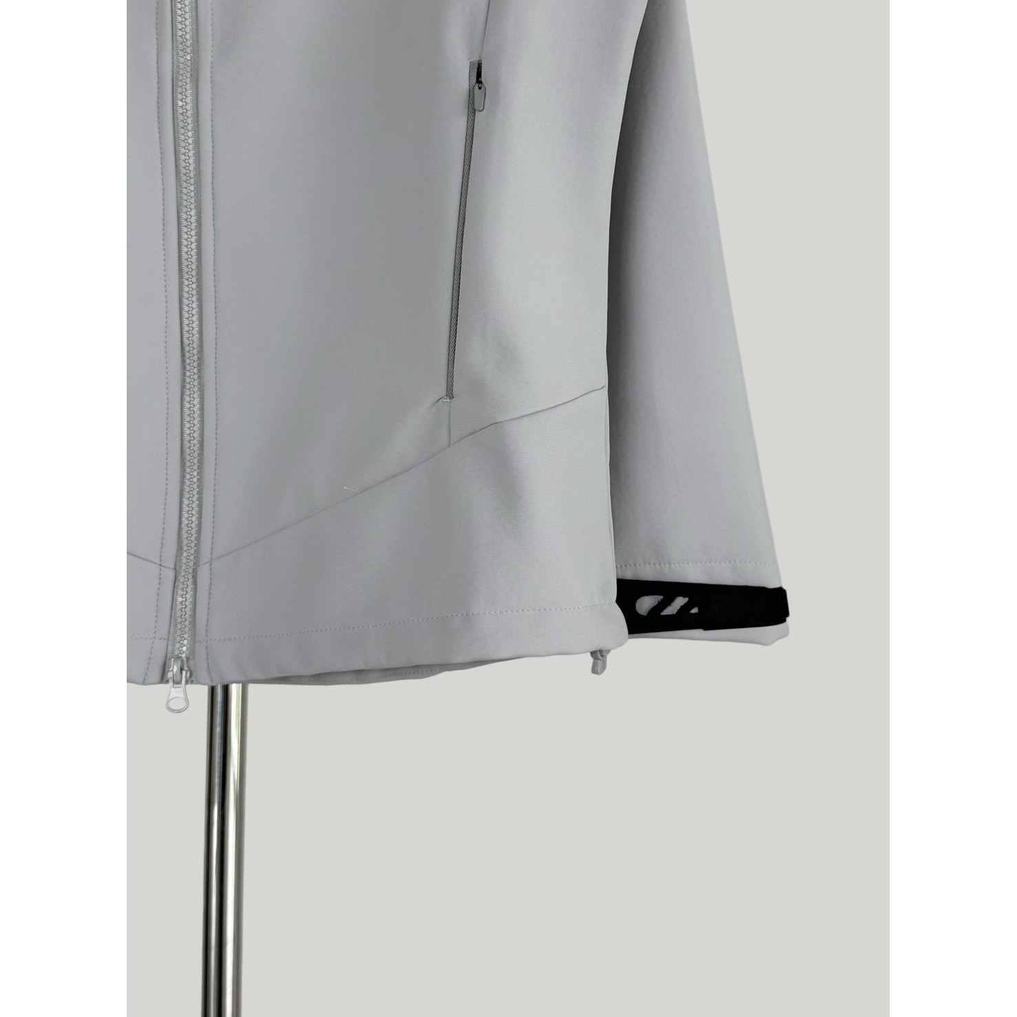 <p>Arc'teryx 软壳加薄绒冲锋衣(米白灰)</p>

<p>&nbsp;</p>

<p>&nbsp;</p>