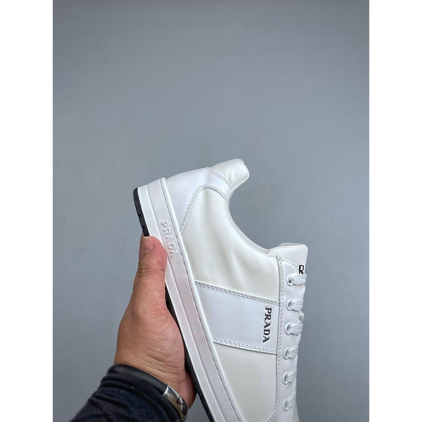 <p>PRADA 运动休闲男鞋(白)</p>