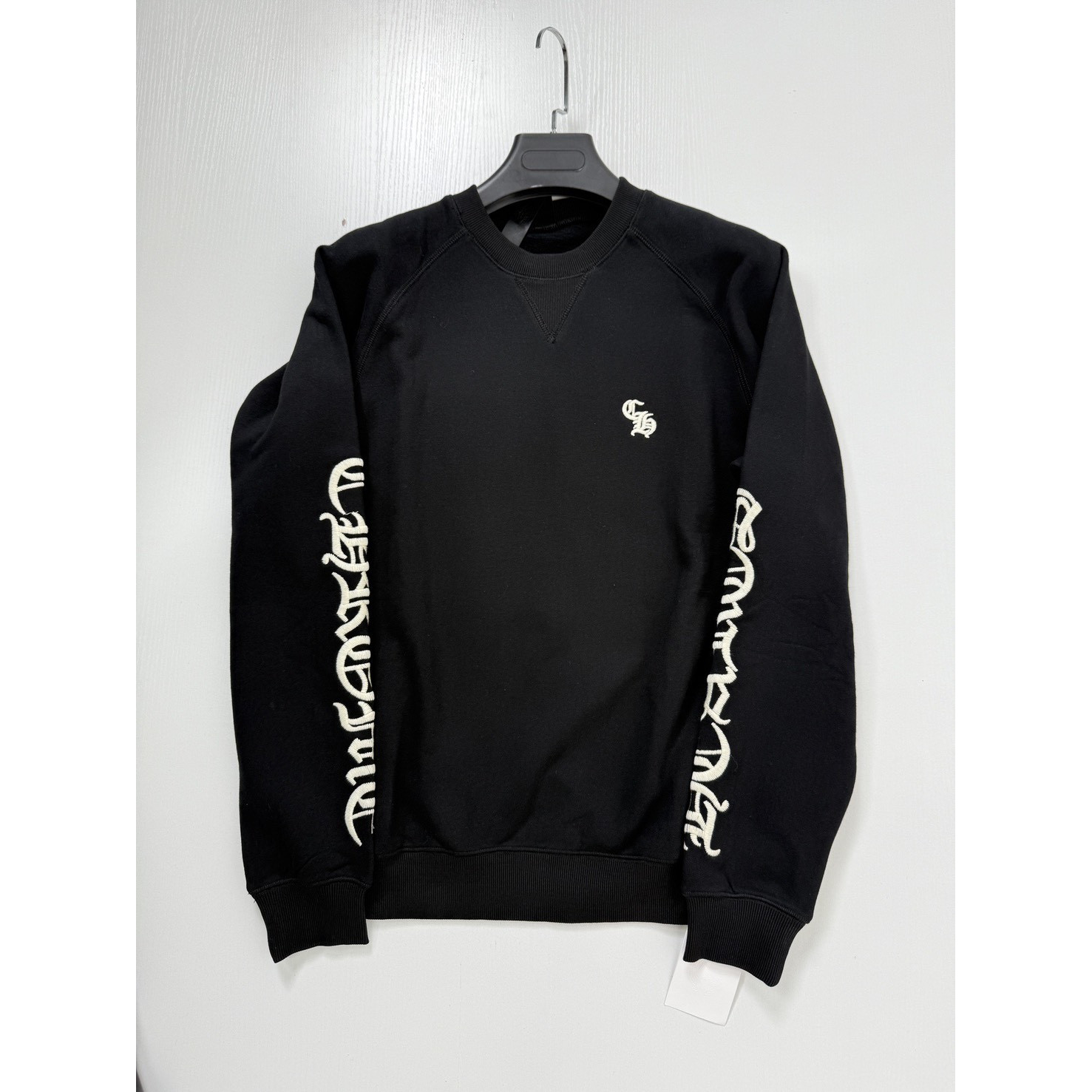 <p>CHROME HEARTS 梵文哥特字母刺绣圆领卫衣(黑)</p>