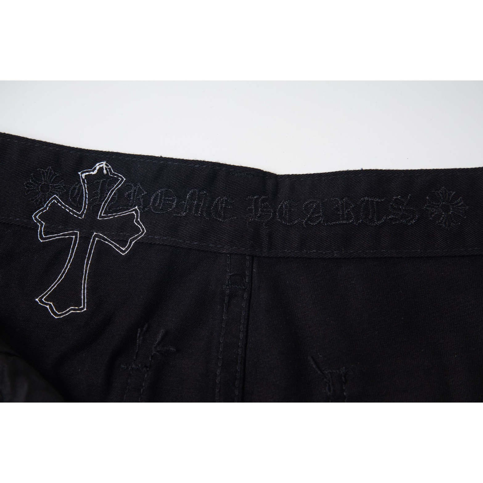 <p>CHROME HEARTS 伐木黑牛仔拼白蓝多皮爆款牛仔裤(1765#)</p>
