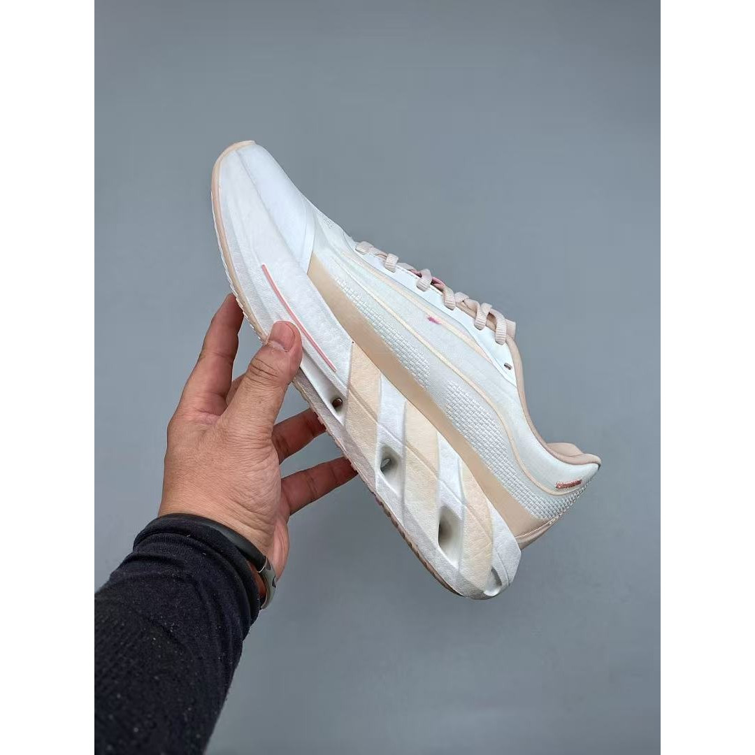 <p>Adidas HYPERBOOST LITE 低帮跑步鞋</p>