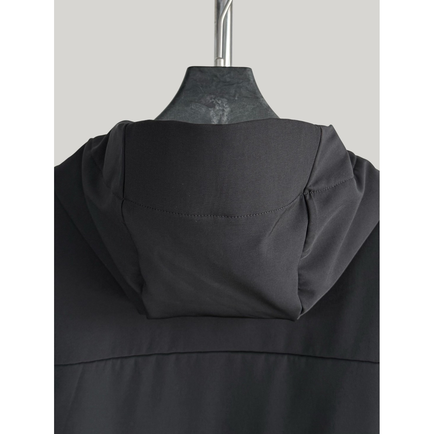 <p>Descente 软壳加薄绒冲锋衣(黑)</p>