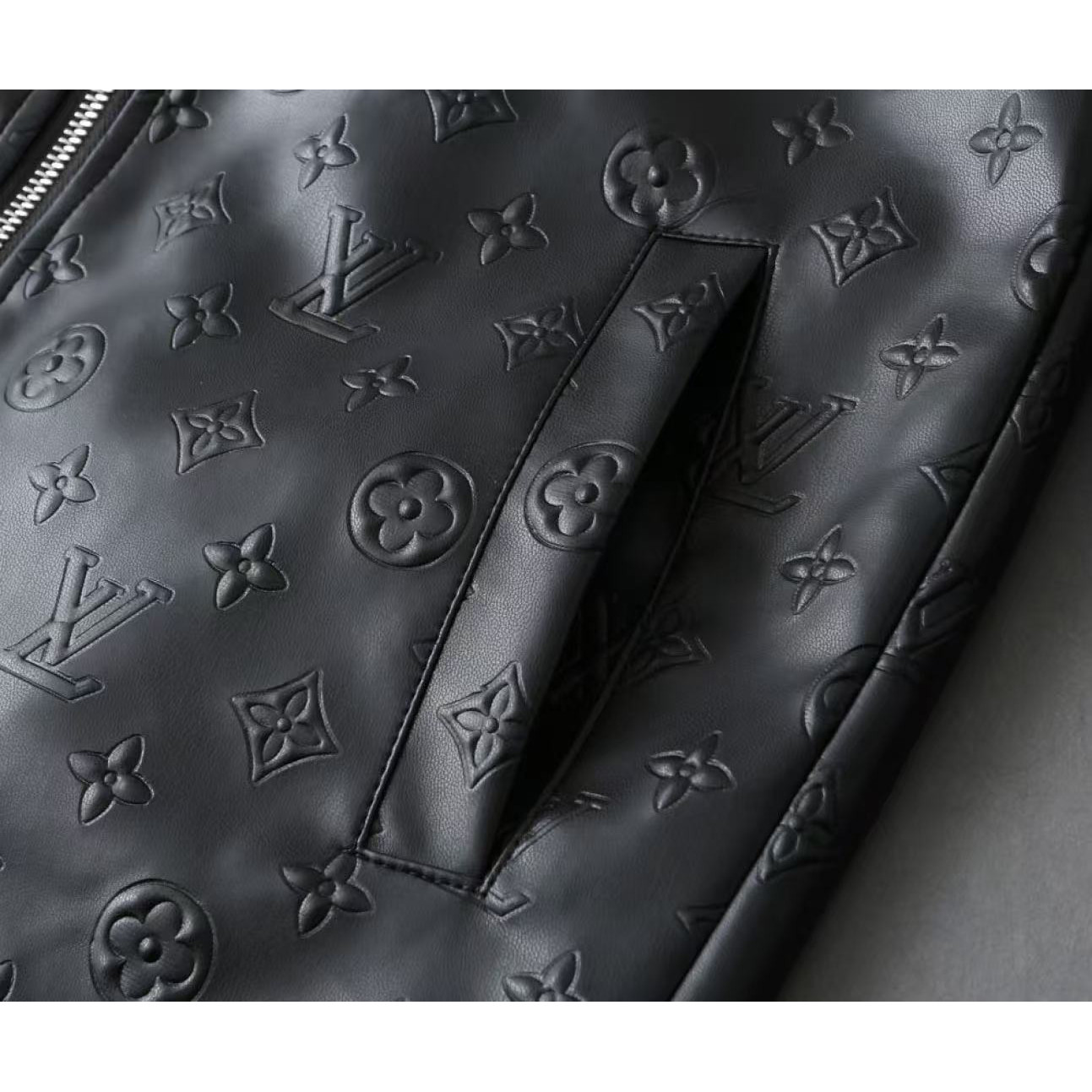 <p>LV&nbsp;男士皮夹克外套(黑)</p>