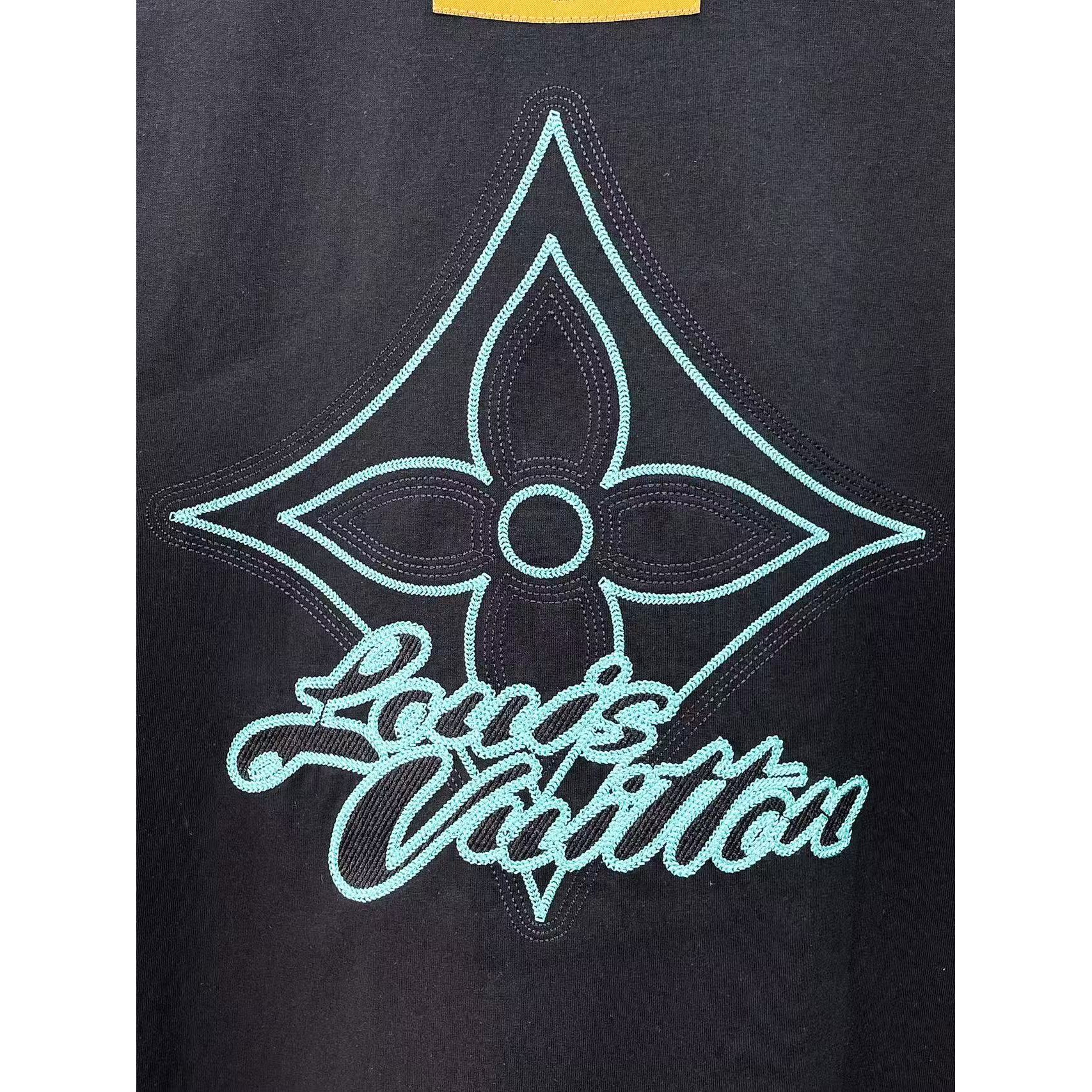 <p>LV&nbsp;专柜新款短袖T恤(黑)</p>
