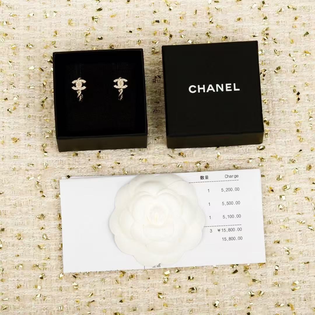 <p>CHANEL&nbsp;麻花双C小耳圈</p>