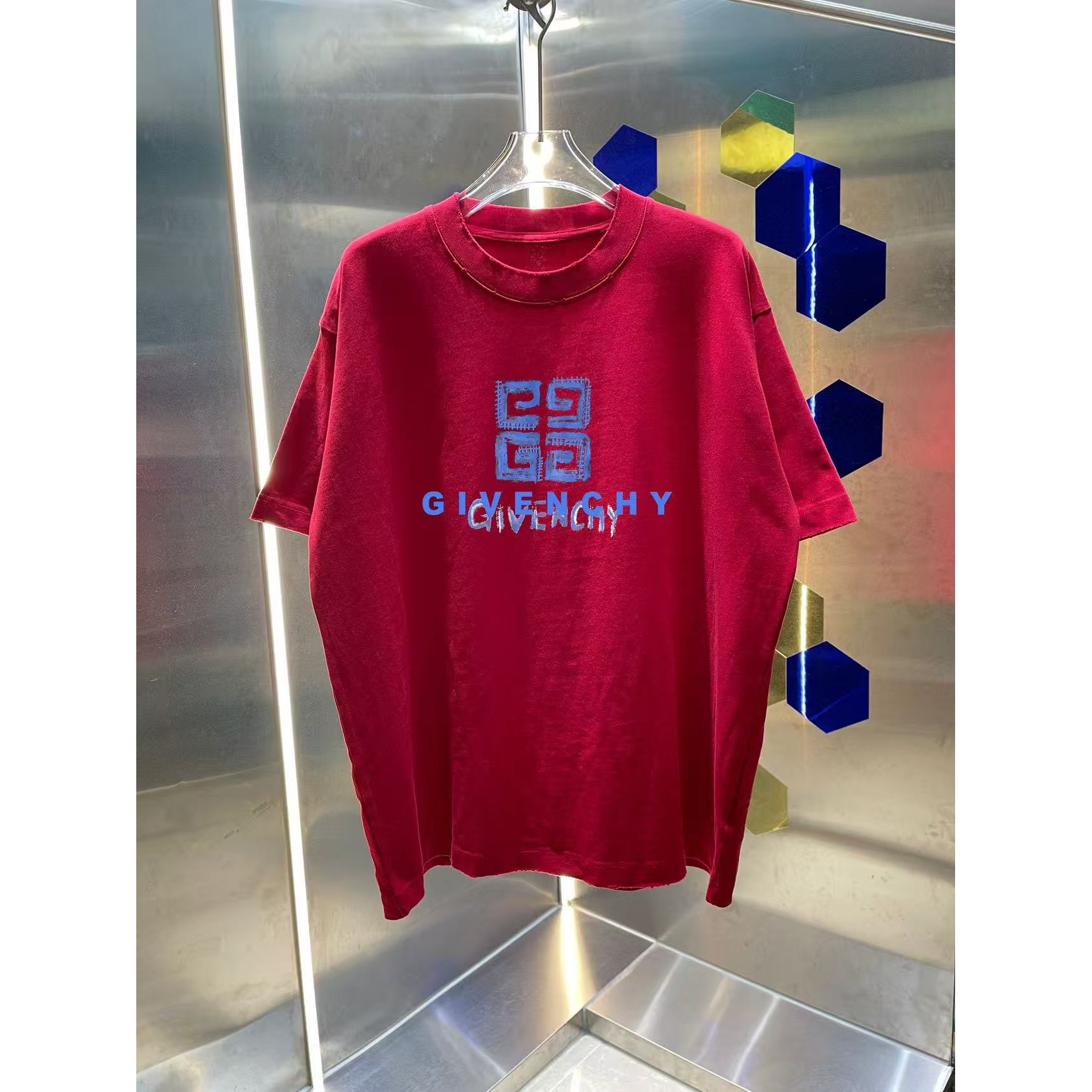 <p>Givenchy 洗水磨破短袖T恤(洗水紅)</p>