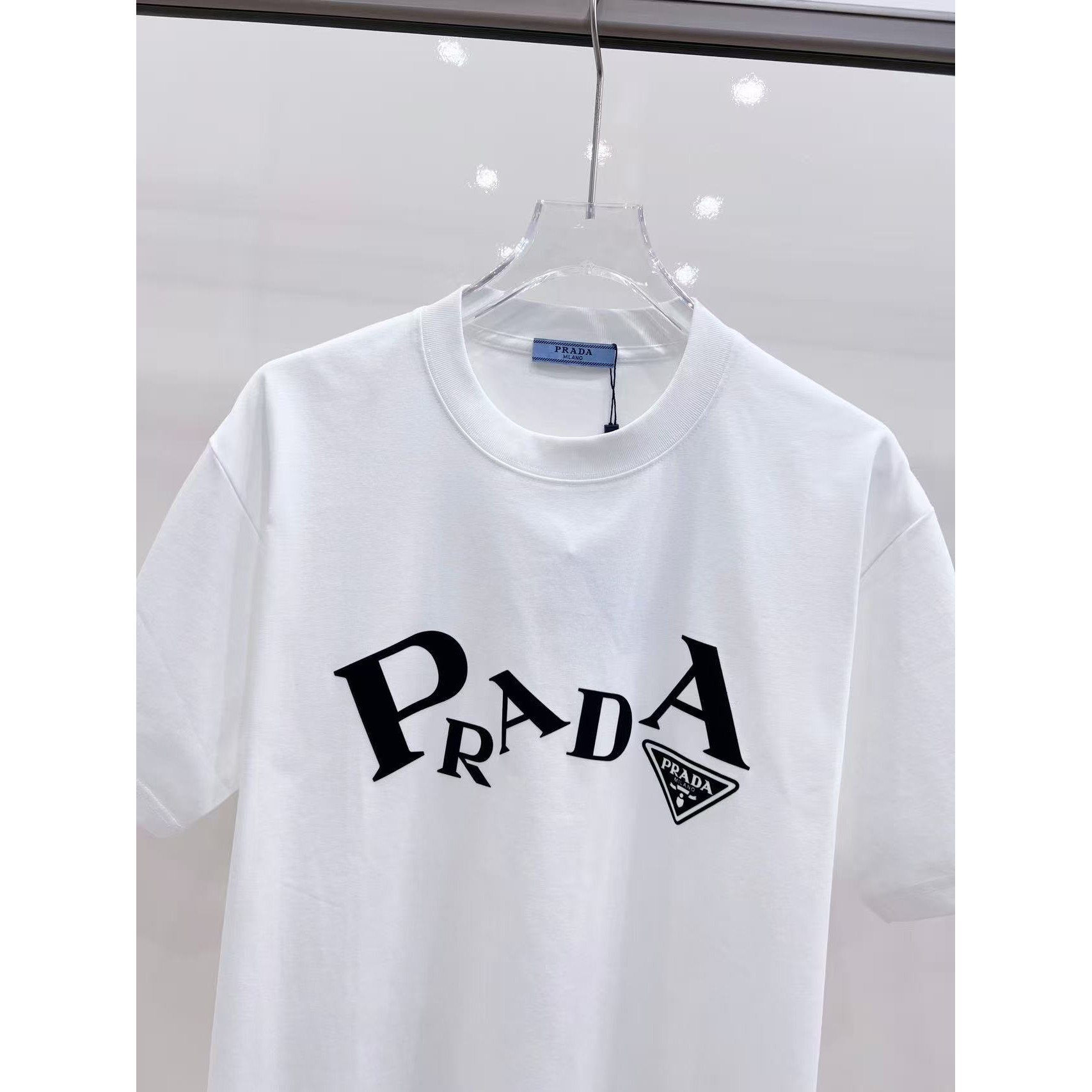 <p>PRADA&nbsp;短袖圆领T恤(白)</p>