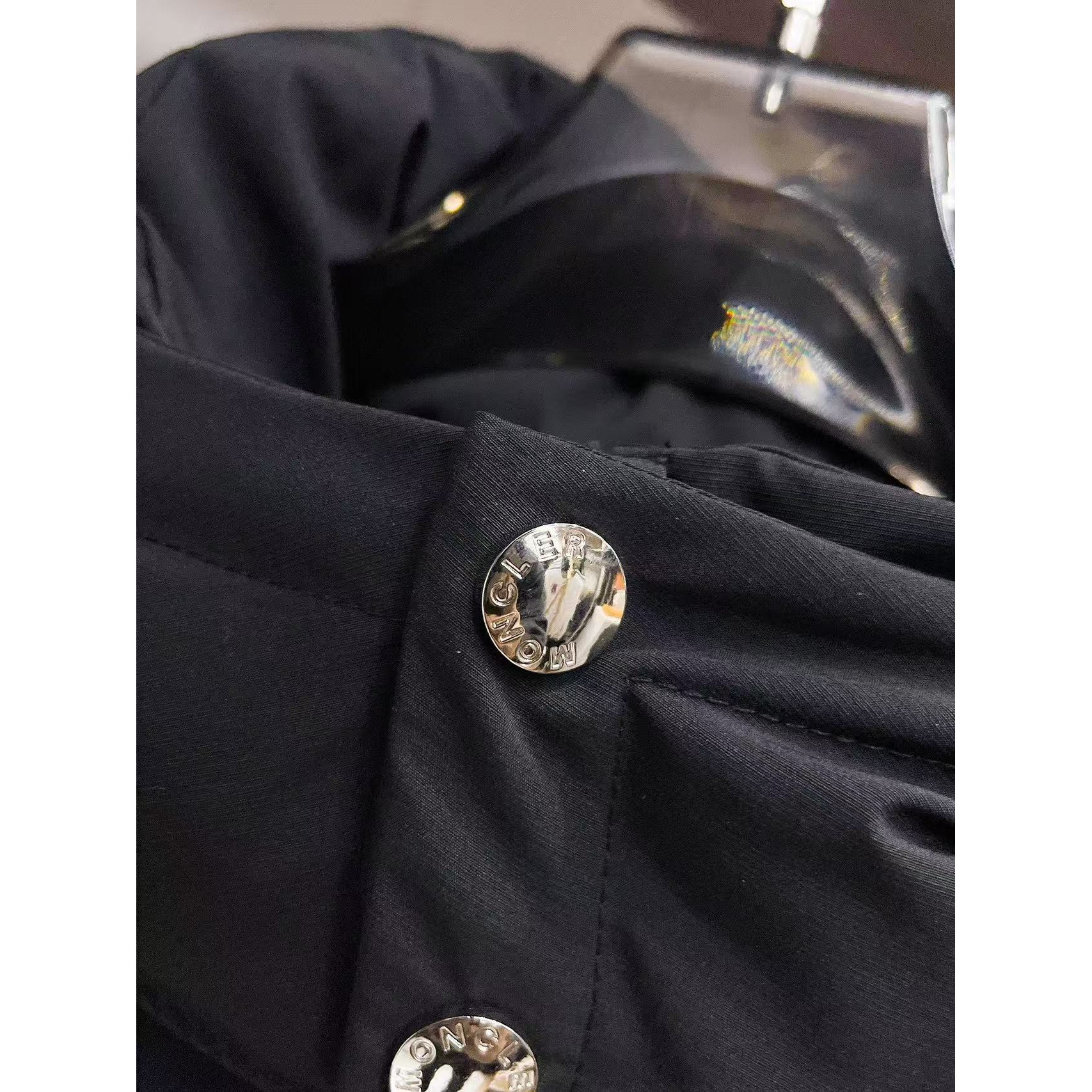 <p>MONCLER 秋冬新款羽绒服(黑)</p>