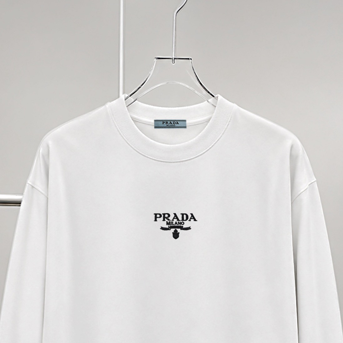 <p>PRADA&nbsp;刺绣字母T恤(白色)</p>