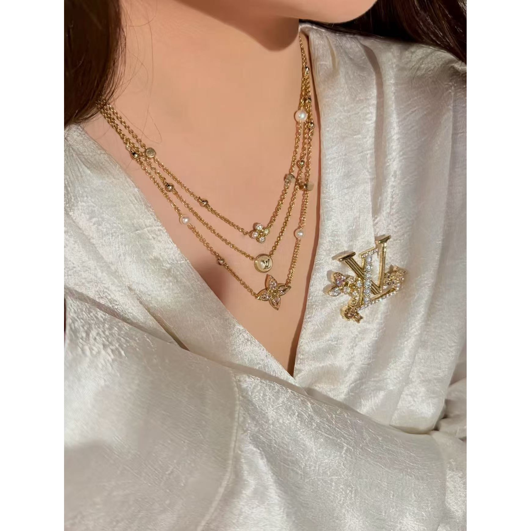 <p>LV 限定花卉胸针</p>