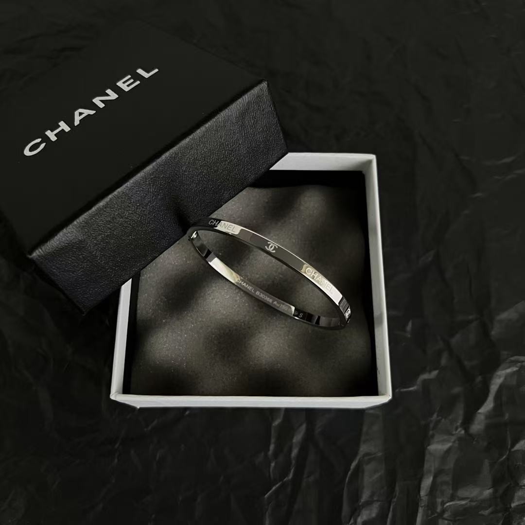 <p>Chanel 中古手镯(銀)</p>
