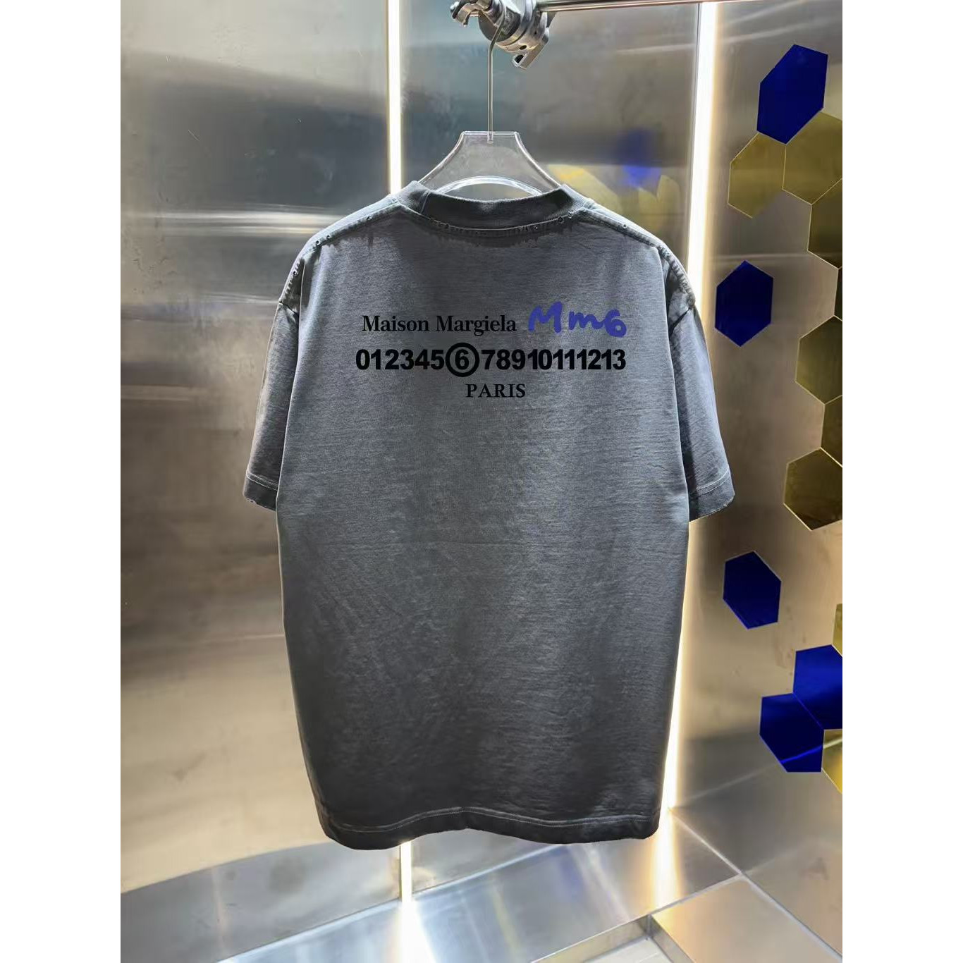 <p>Maison Margiela 洗水磨破短袖T恤(洗水灰)</p>