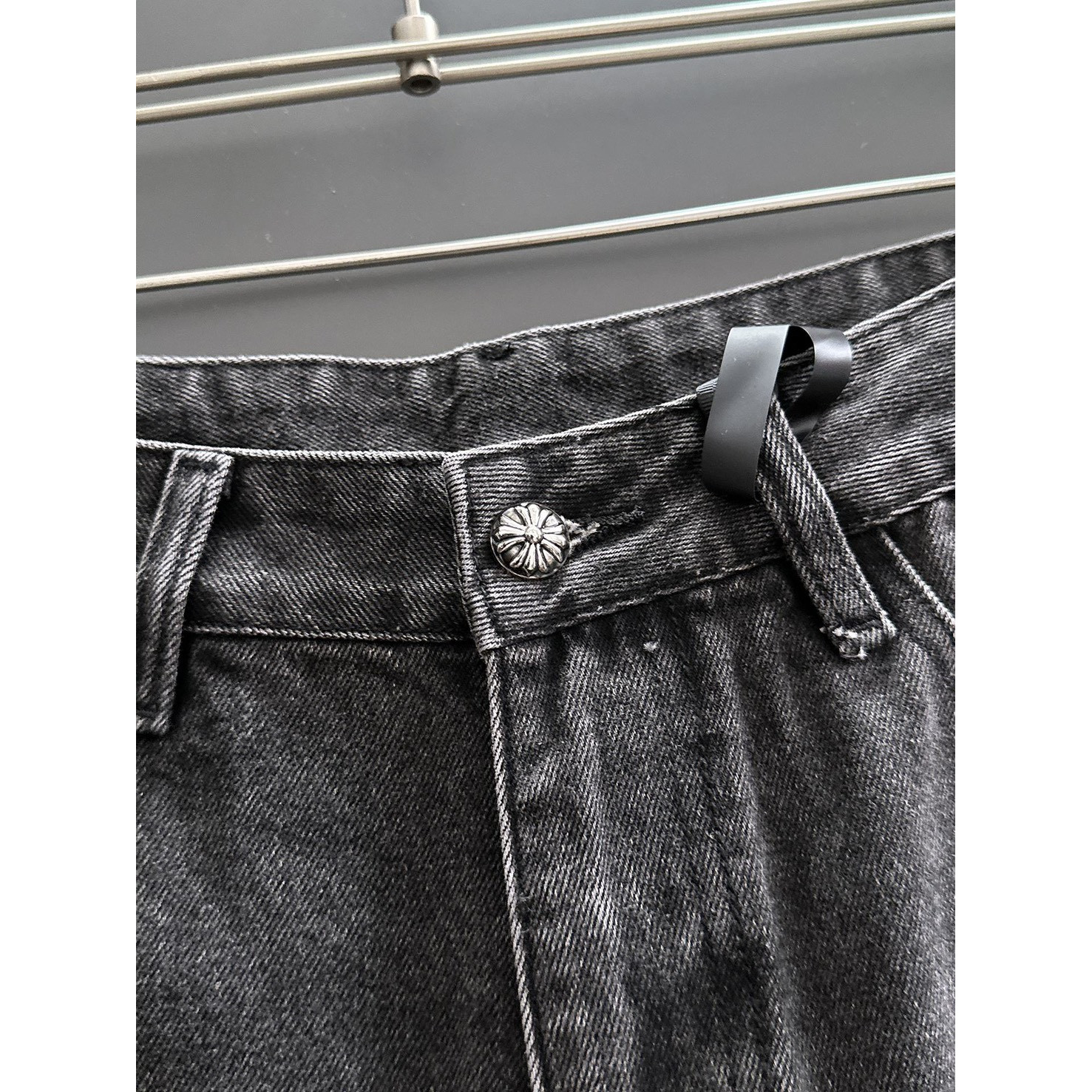 <p>CHROME HEARTS 牛仔短裤(黑)</p>