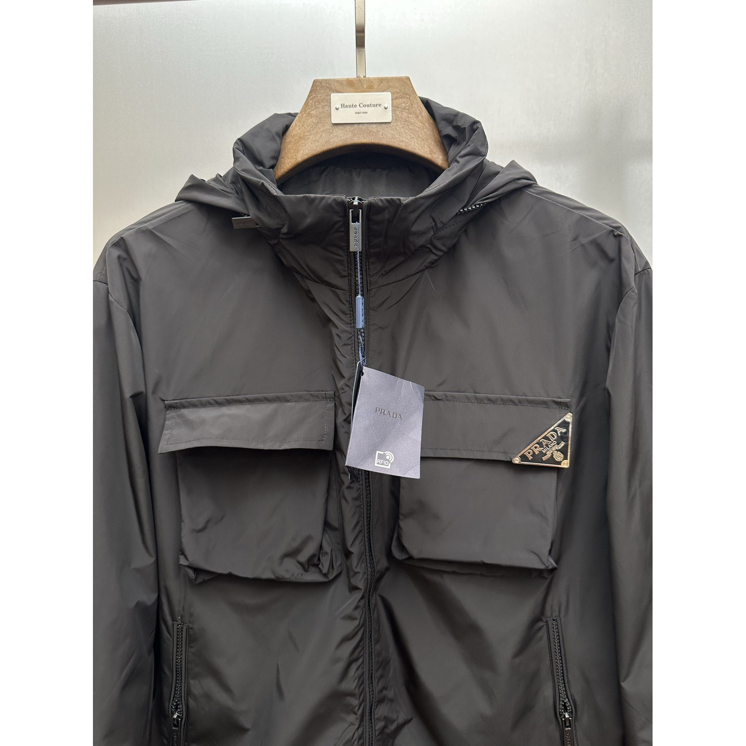 <p>PRADA 三角标连帽工装机能夹克(黑)</p>