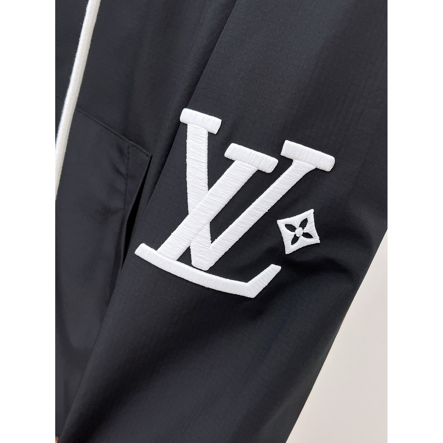 <p>LV&nbsp;男士夹克外套(黑)</p>