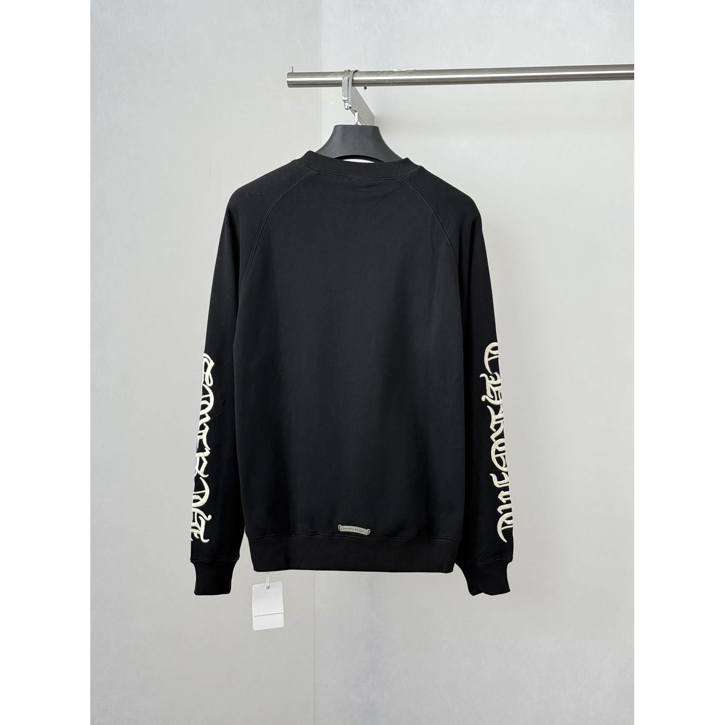 <p>CHROME HEARTS 梵文哥特字母刺绣圆领卫衣(黑)</p>