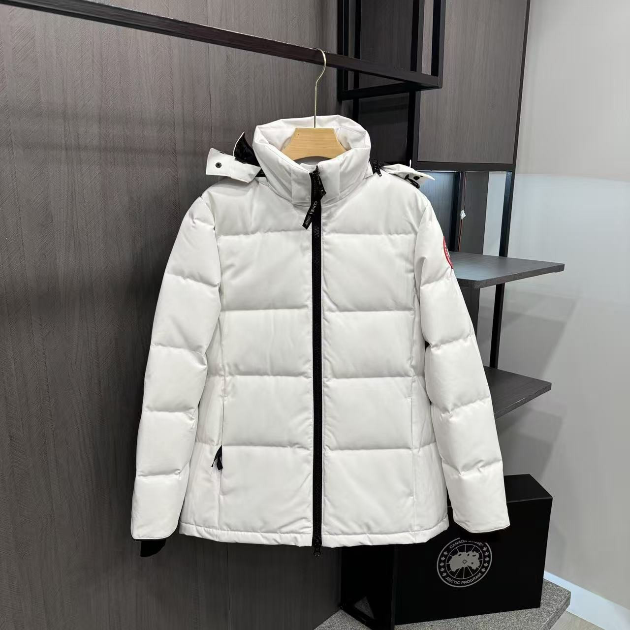 <p>Canada Goose Chelse*派克大衣羽绒服(白色紅標)</p>