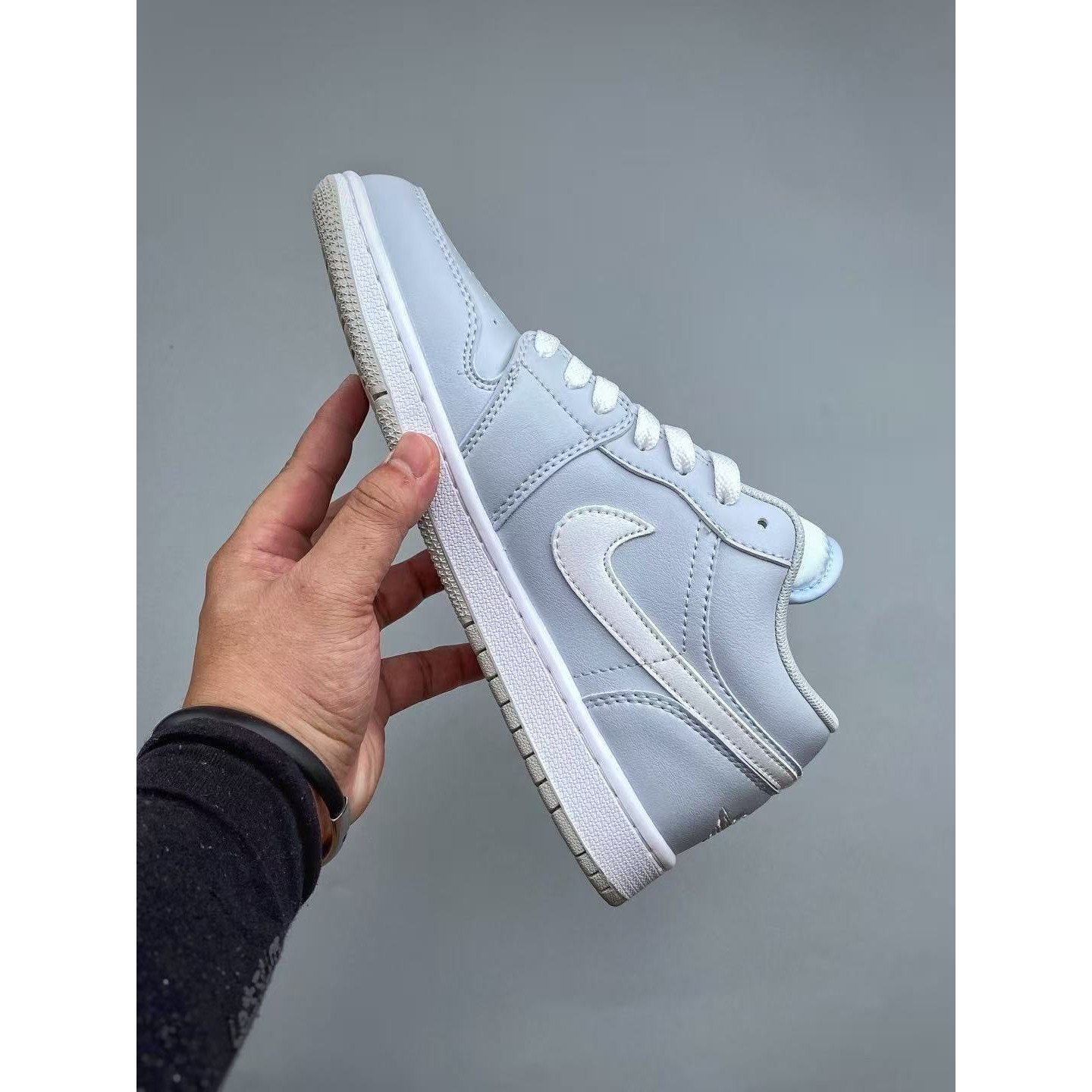 <p>Nike Air Jordan Air Jordan 1 休闲板鞋(灰白)</p>