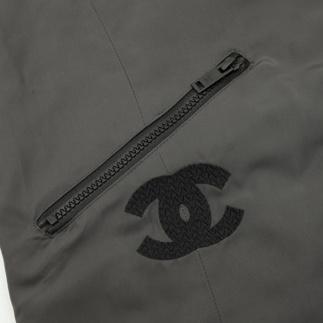 <p>CHANEL 刺绣标语复古拉链双面棉服外套</p>