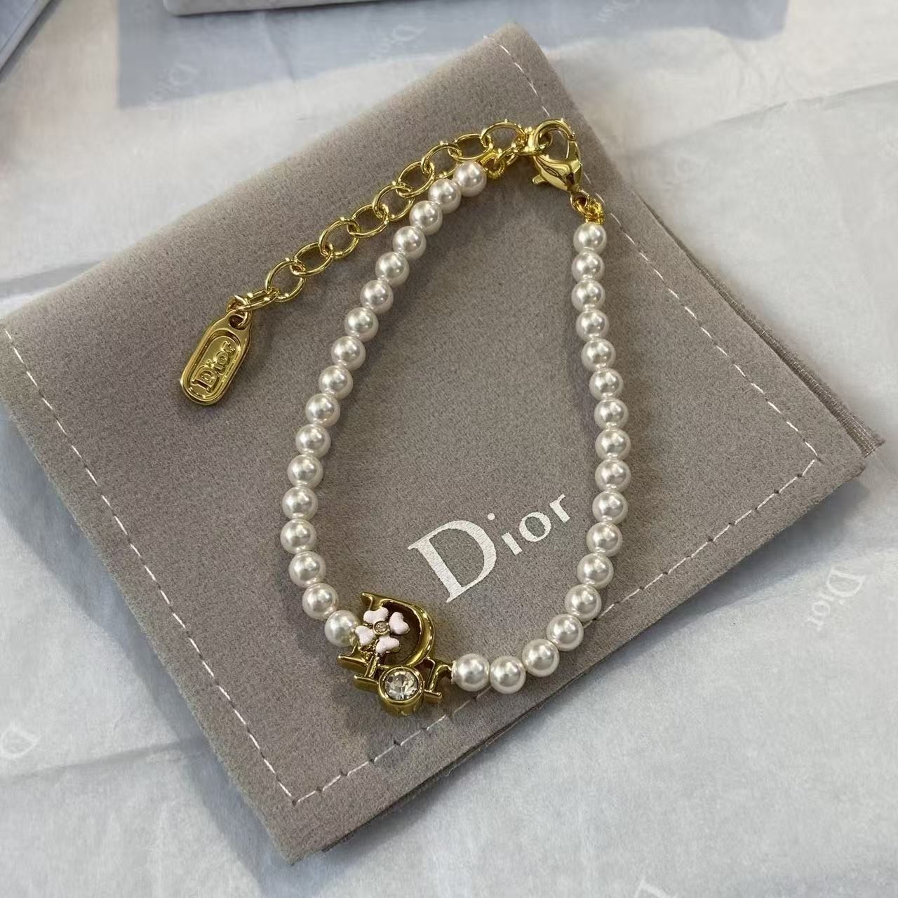 <p>DIOR&nbsp;小花珍珠手链</p>