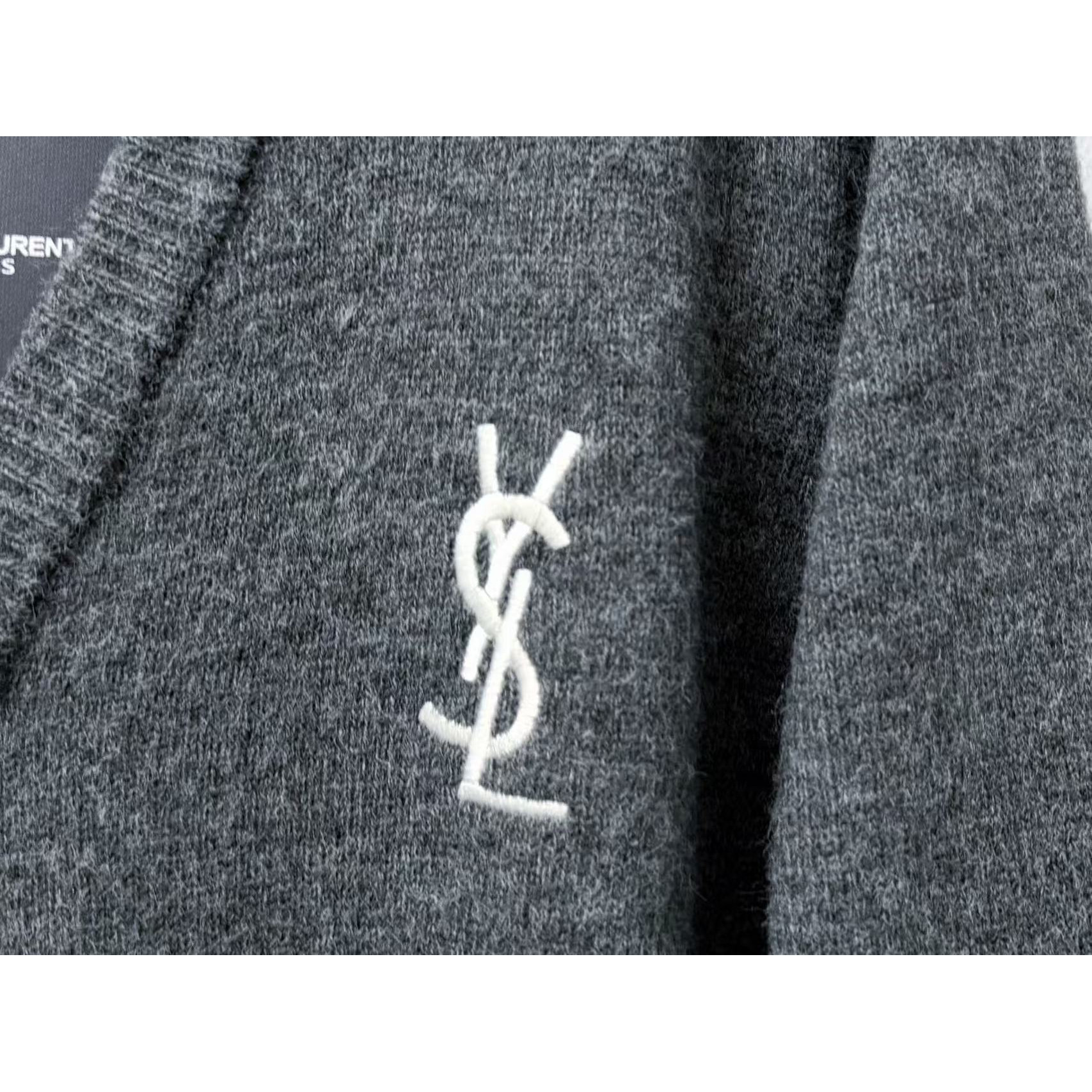 <p>YSL V领单排扣长袖针织开衫(灰)</p>
