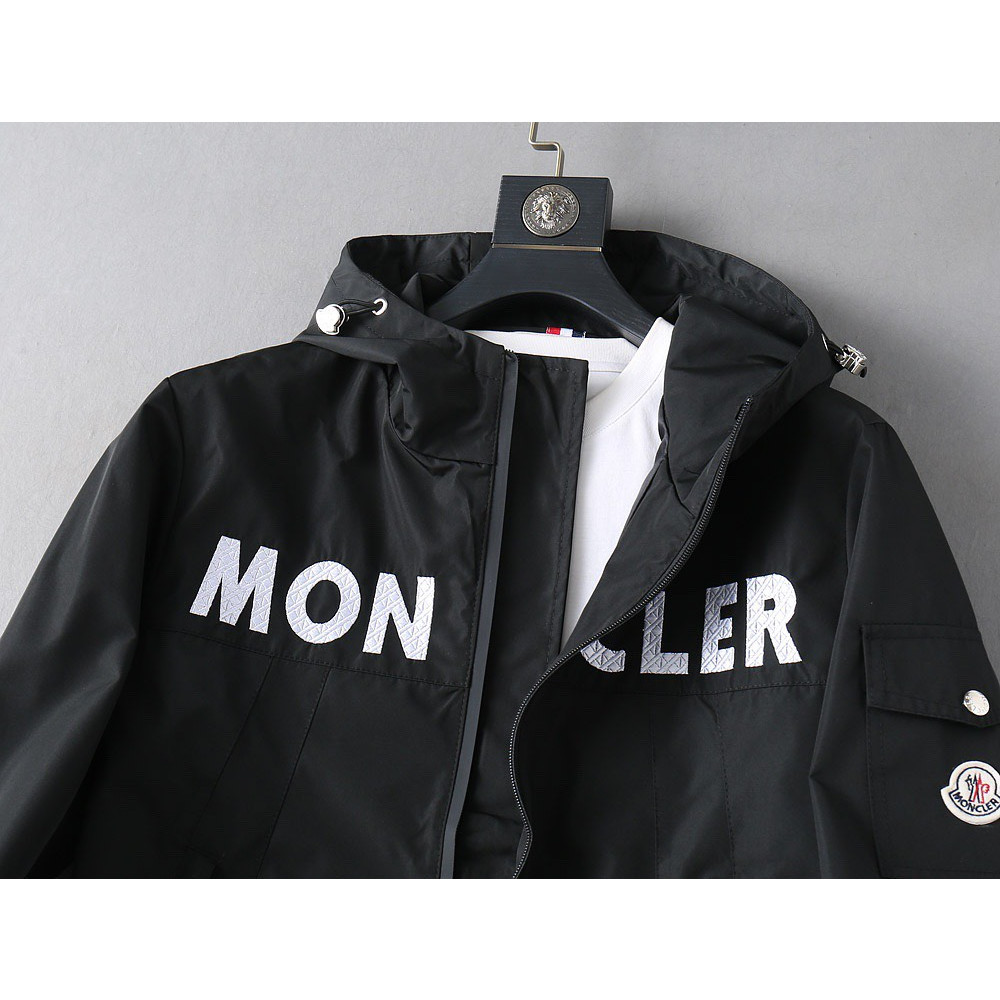 <p>Moncler 新款男士夹克外套<br />
&nbsp;</p>