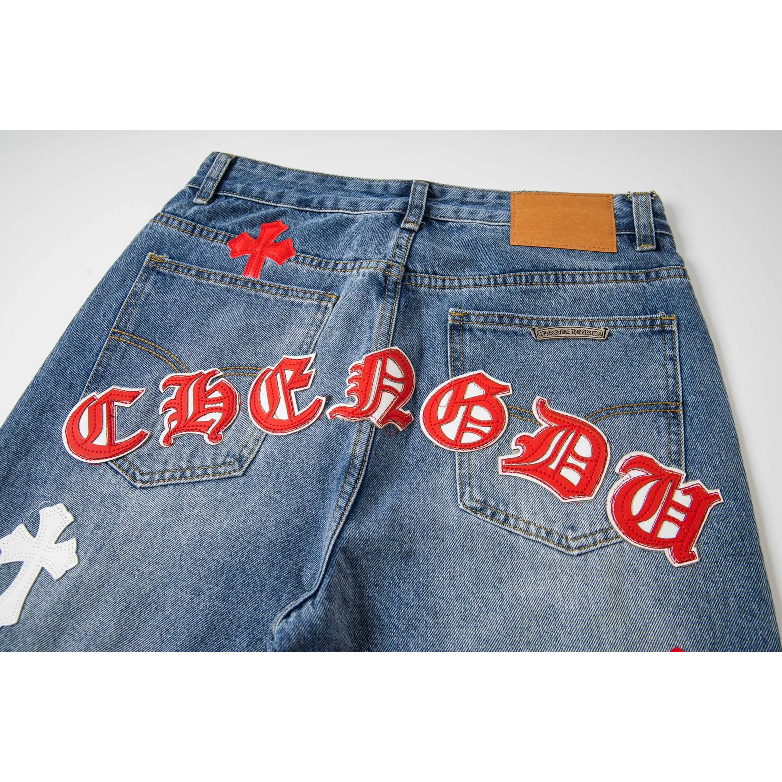 <p>CHROME HEARTS 浅蓝裤梵文红白拼皮牛仔裤(1802#)</p>

<p>&nbsp;</p>