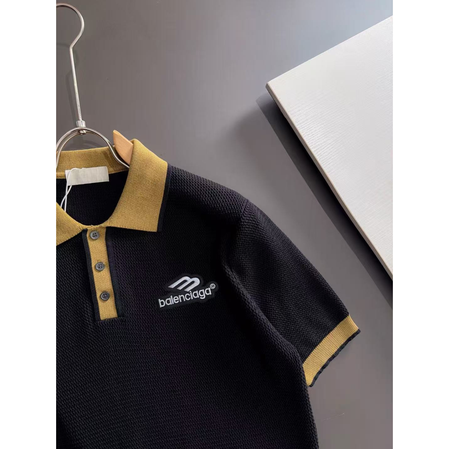 <p>Balenciaga 男款短袖T恤黑色(786945)</p>
