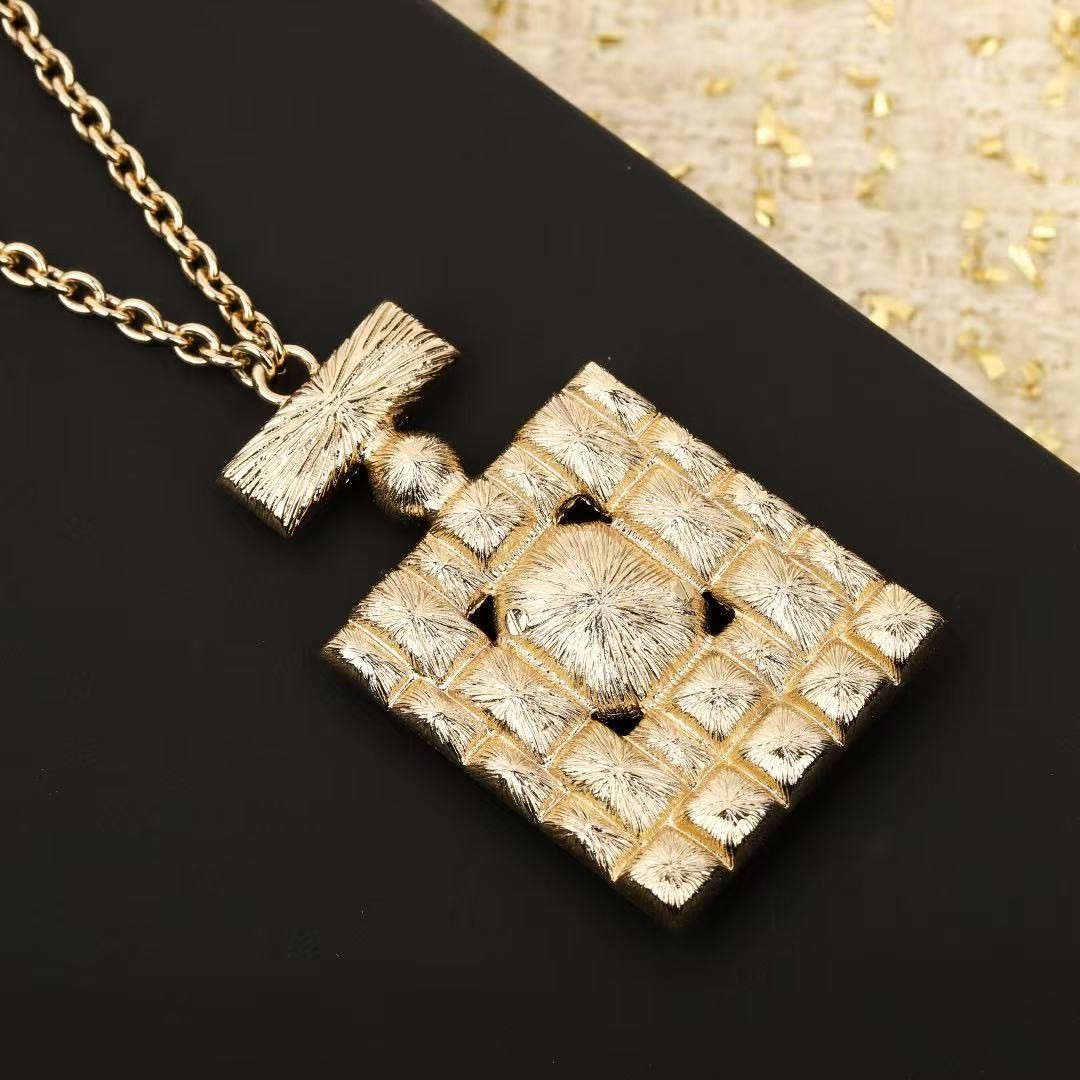 <p>CHANEL&nbsp;香水瓶水钻项链</p>