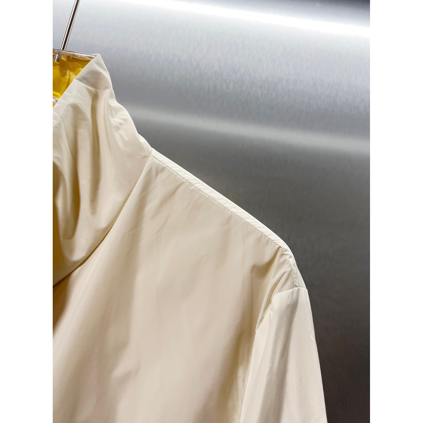 <p>MONCLER&nbsp;夹克外套(杏)</p>