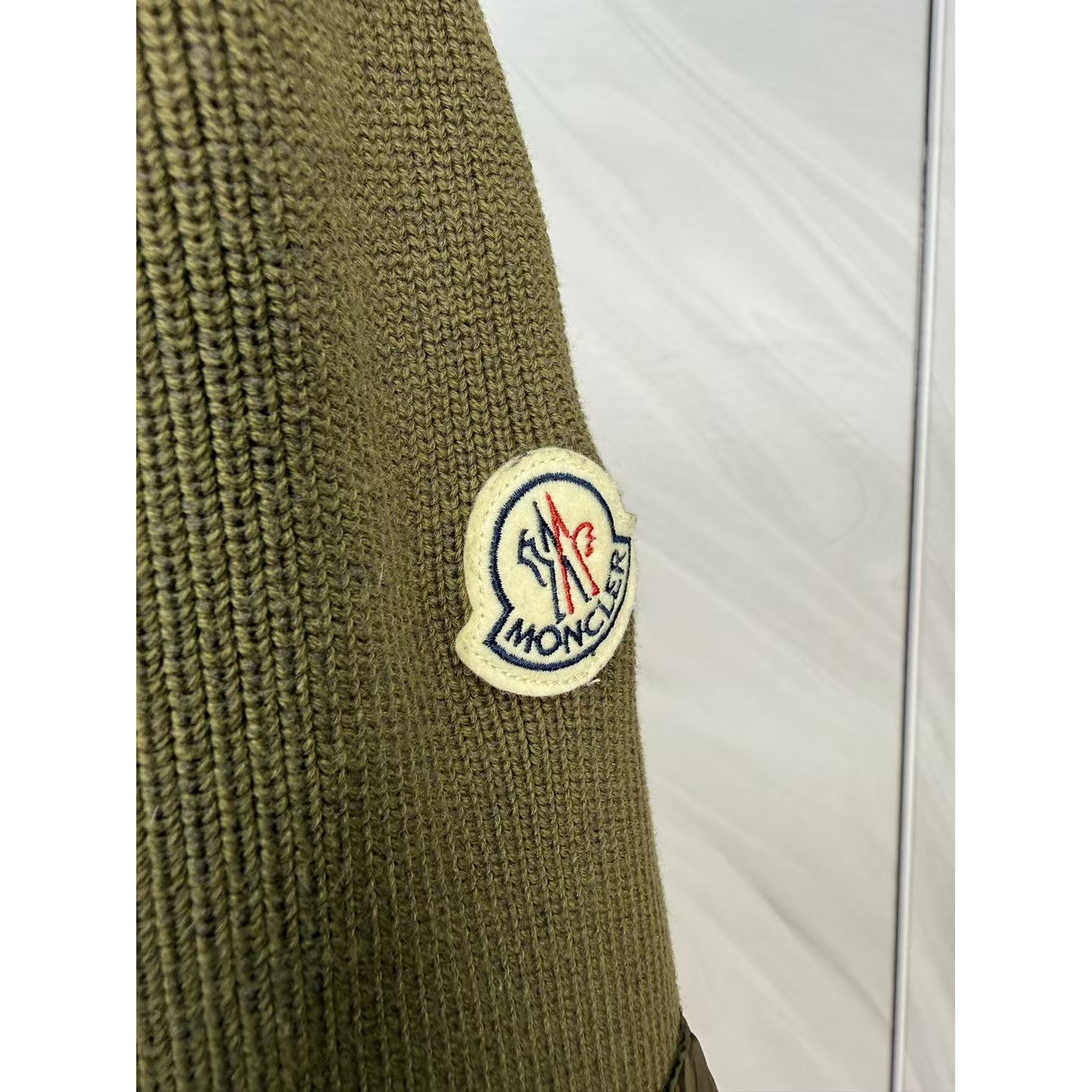 <p>Moncler 羊毛连帽针织男士羽绒服(綠)</p>