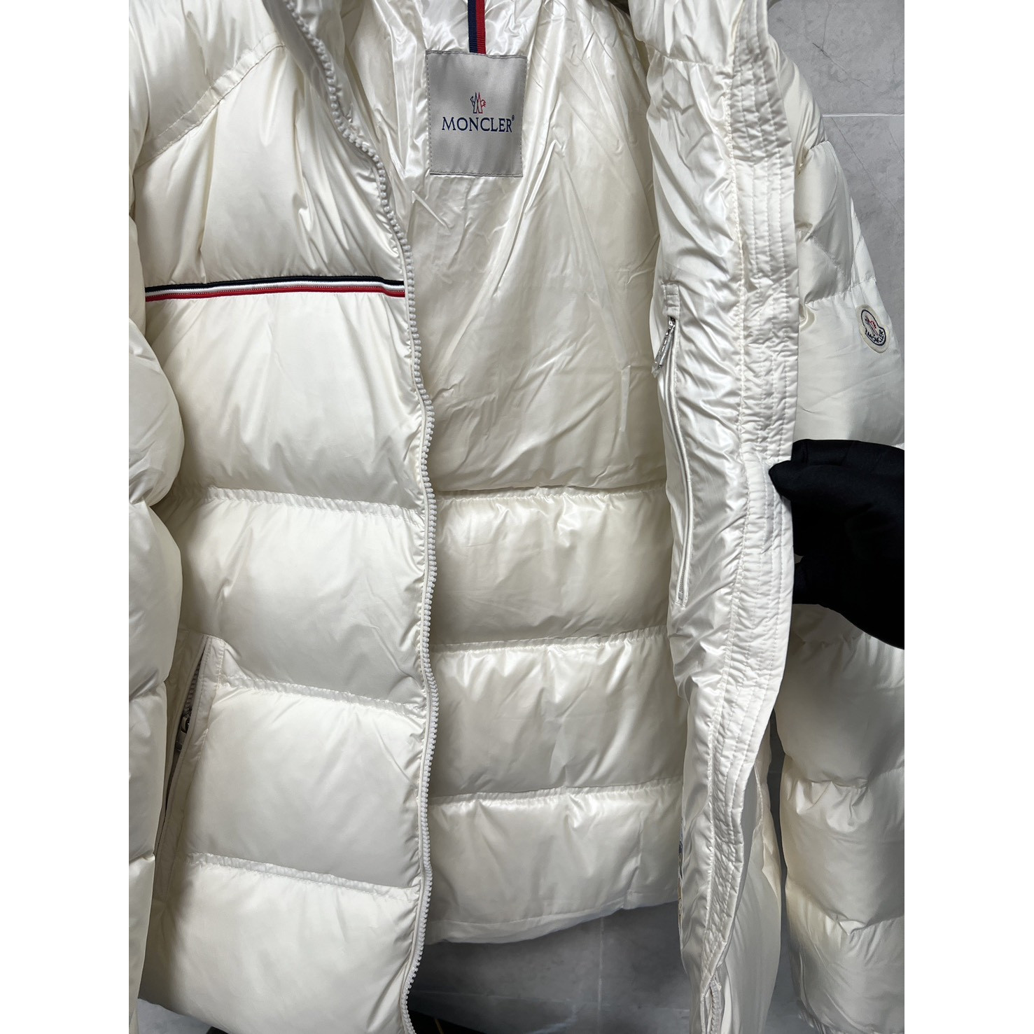 <p>Moncler&nbsp;短款拉链立领长袖夹克(白)</p>