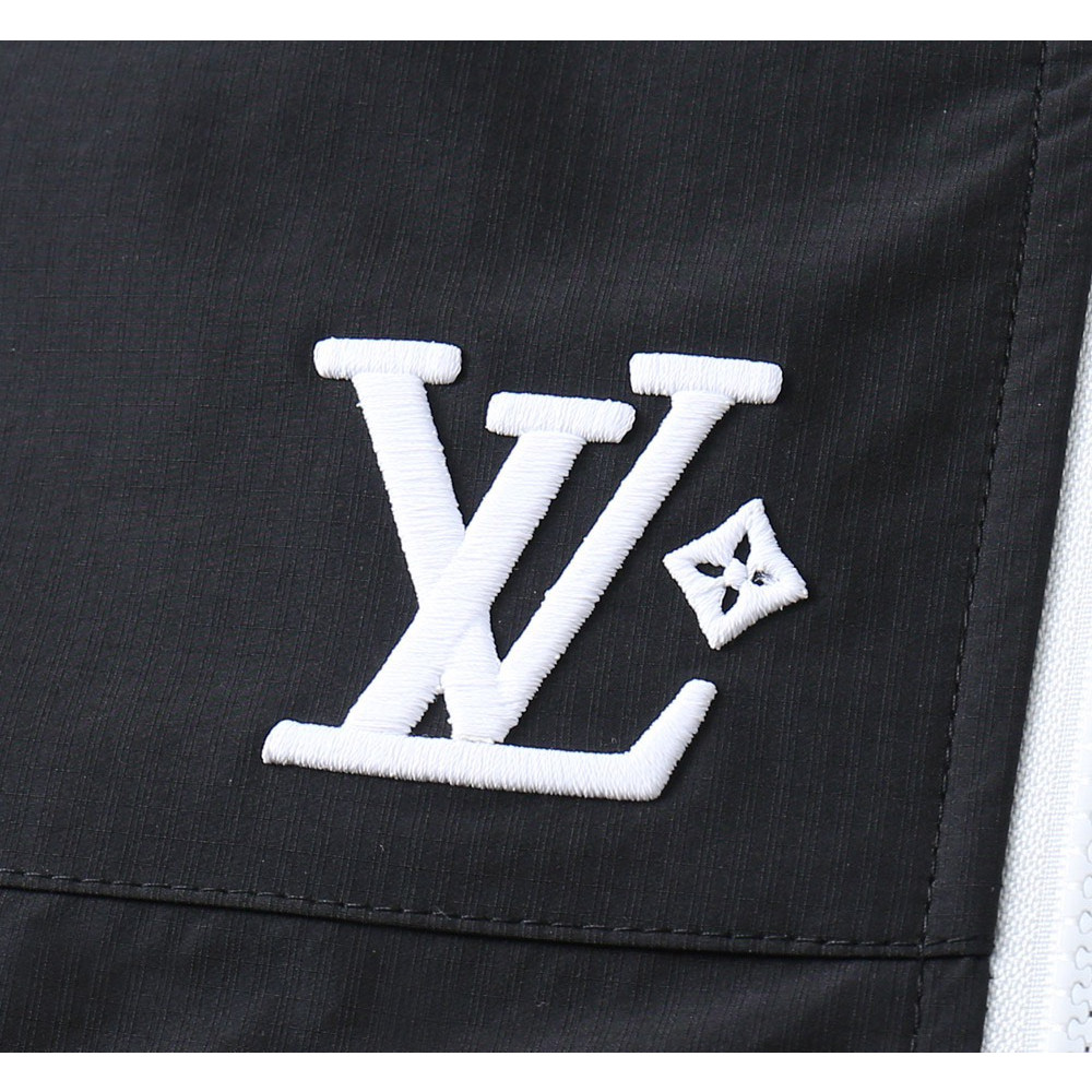 <p>LV 新款男士夹克外套<br />
&nbsp;</p>