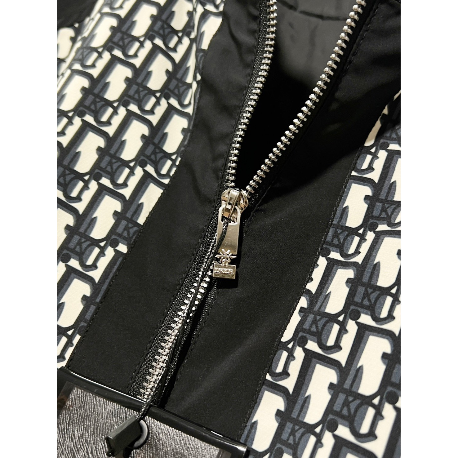 <p>DIOR 双面穿夹克外套(黑)</p>