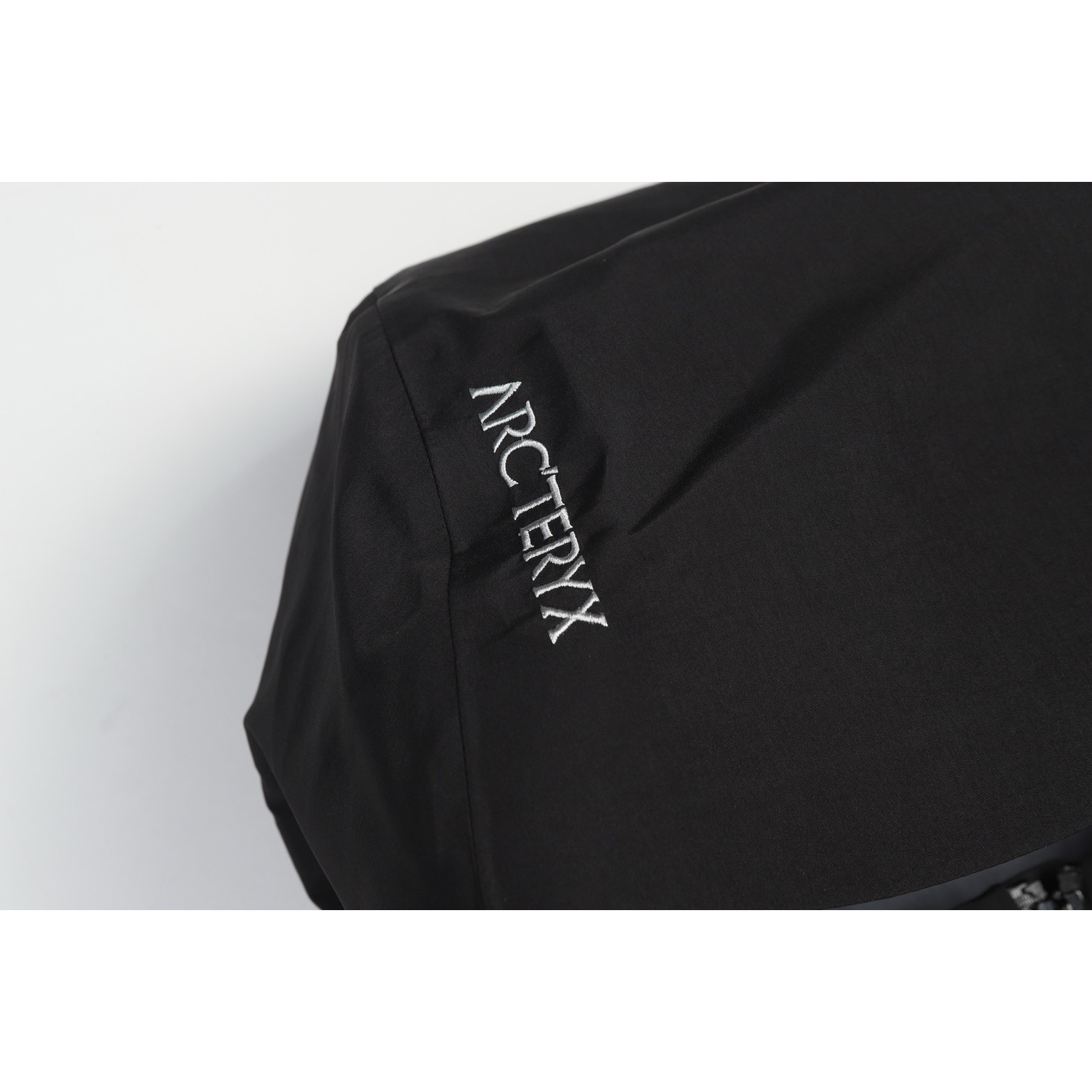 <p>Arc'teryx Bate SL 轻质透气连帽冲锋衣(黑)</p>