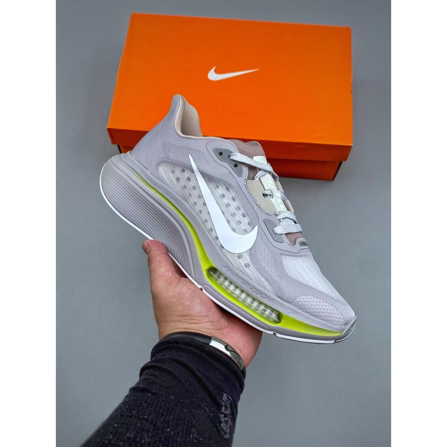 <p>Nike Air Zoom Pegasus Plus 2&nbsp; 运动慢跑鞋(灰)</p>