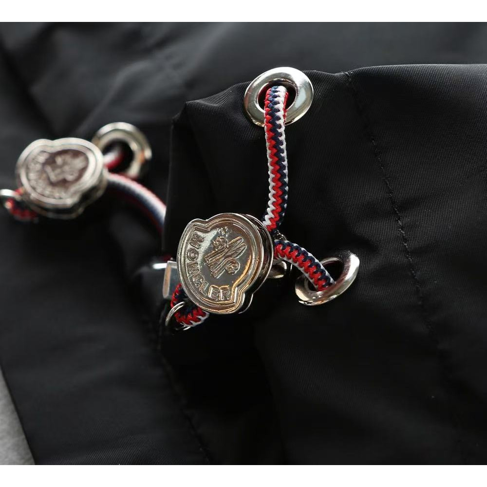<p>MONCLER 男士夹克外套(800873)</p>
