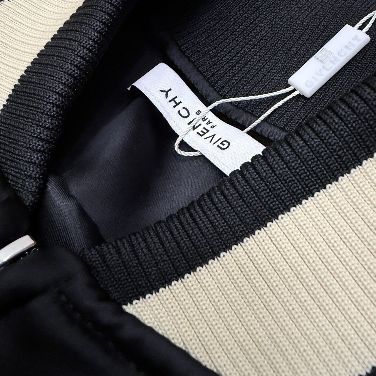 <p>Givenchy&nbsp;棒球外套</p>