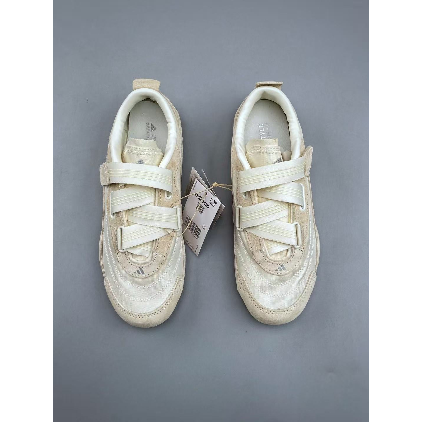 <p>Adidas URBAN REVERIE&nbsp; 生活休闲鞋(白)</p>