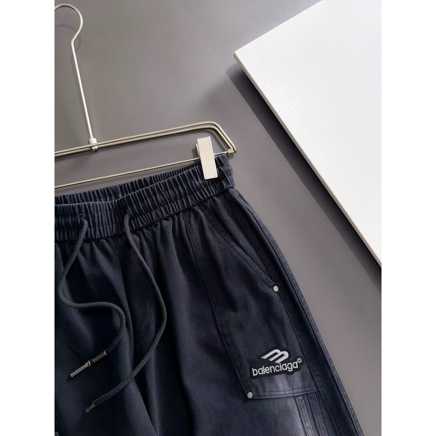 <p>Balenciaga 夏季新款松紧带休闲裤(786885)</p>