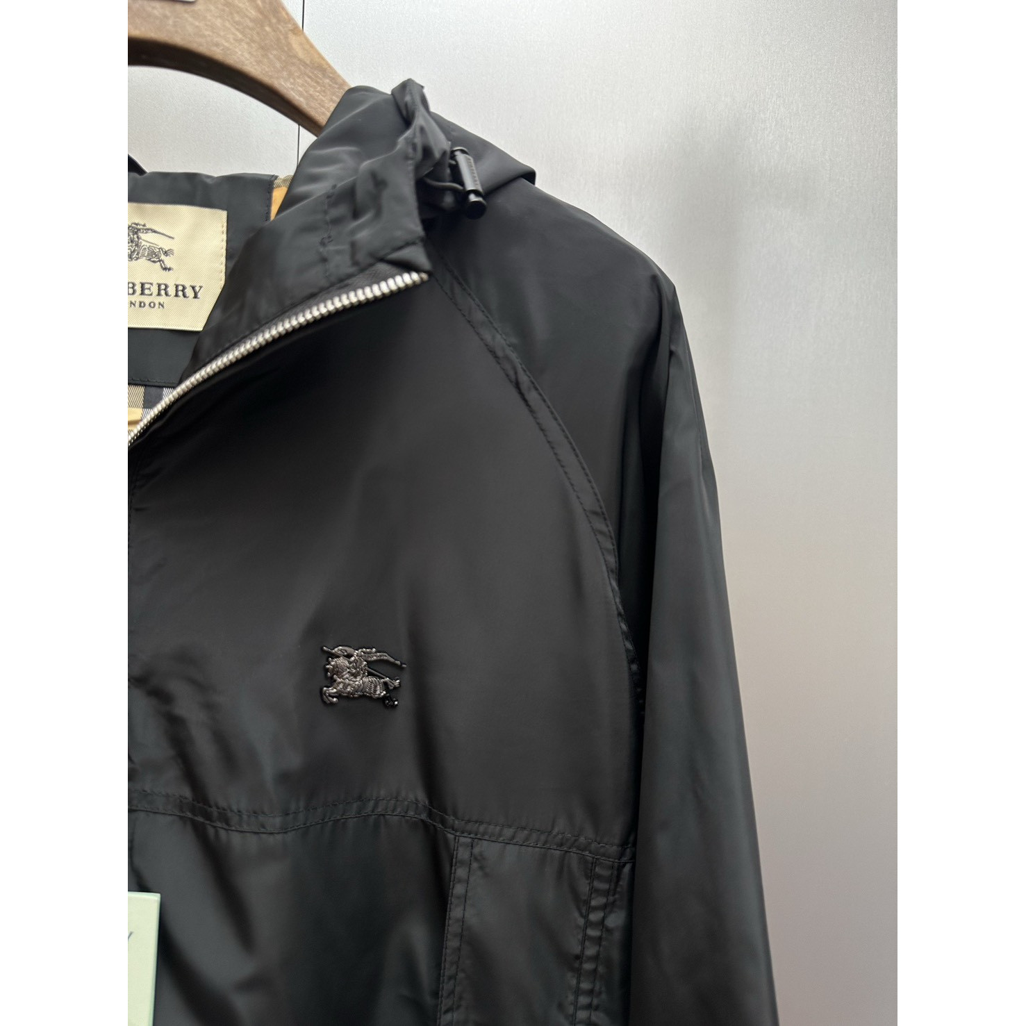 <p>Burberry 连帽防风外套(黑)</p>