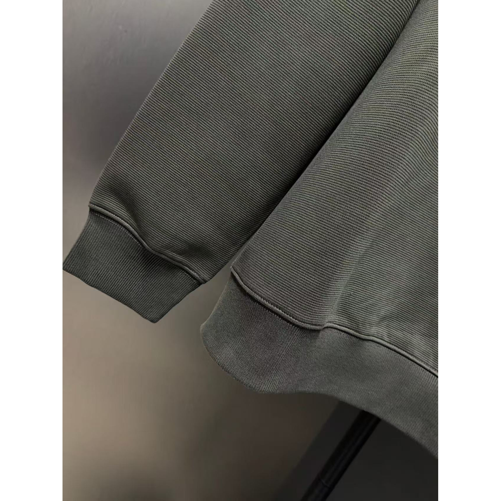 <p>Arc'teryx 新款卫衣(軍綠)</p>