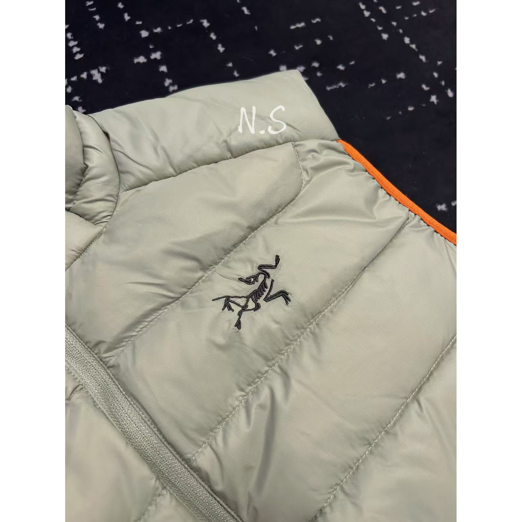 <p>Arc'teryx 立领鹅绒马甲(岩灰綠)</p>