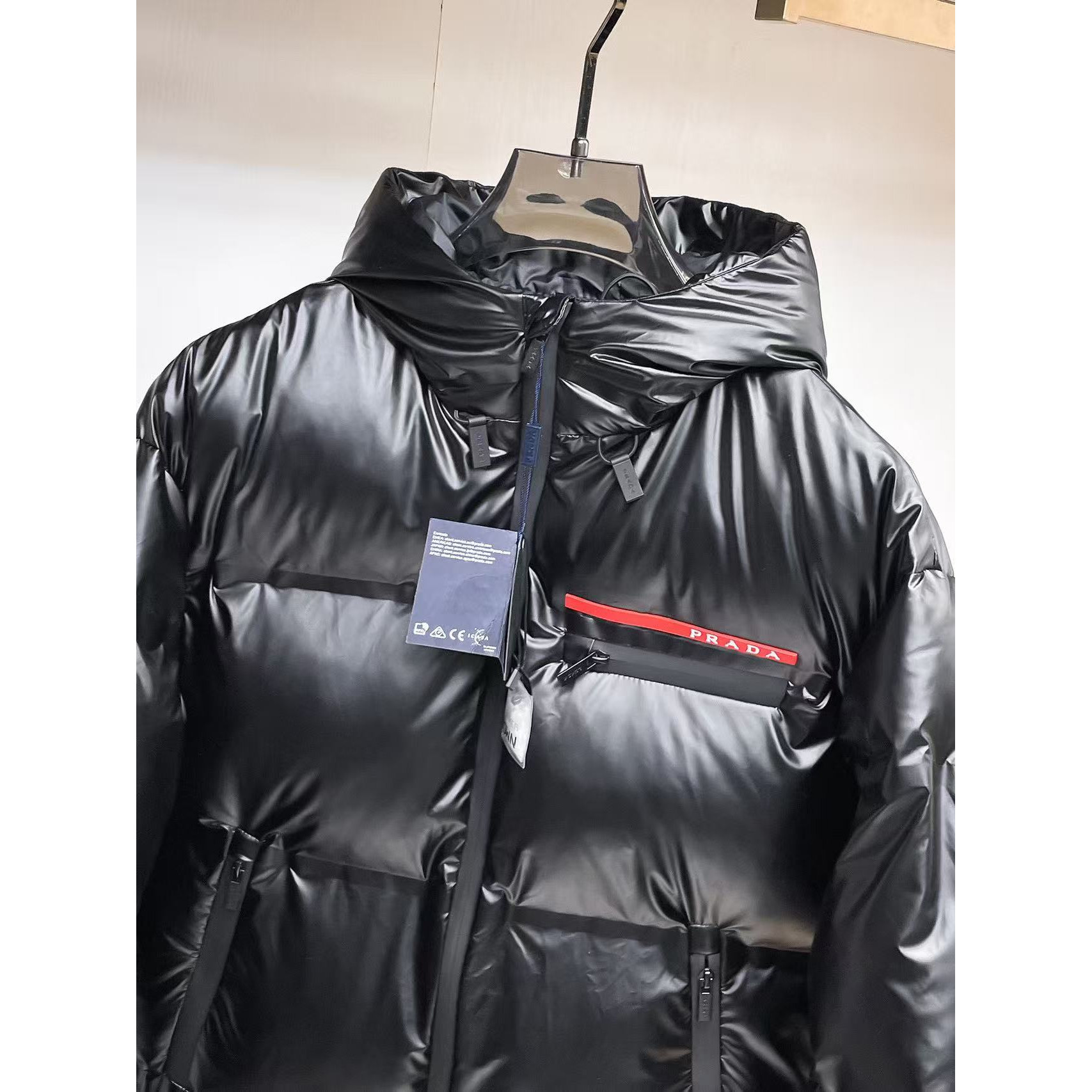 <p>PRADA 秋冬新款羽绒服(黑)</p>