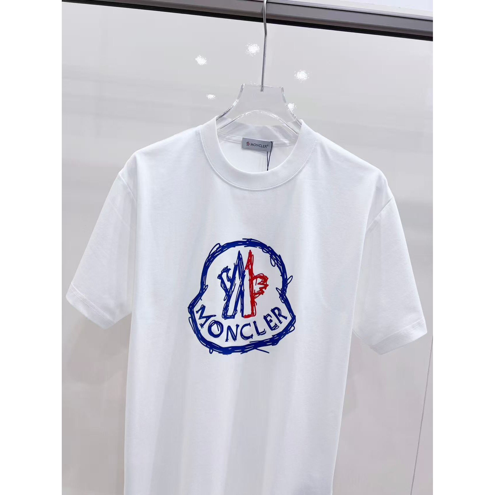 <p>MONCLER&nbsp;短袖圆领T恤(白)</p>
