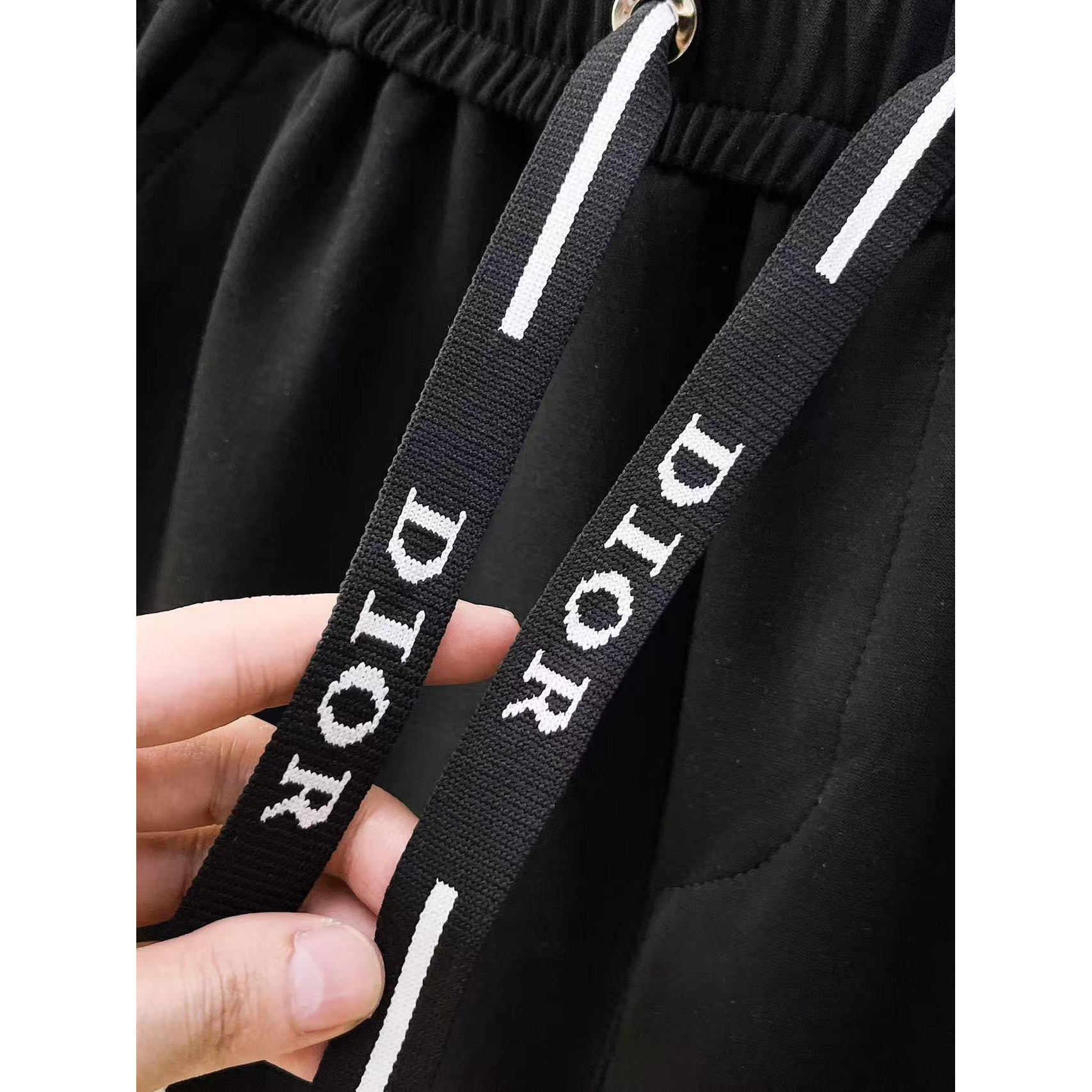 <p>DIOR 专柜新款休闲短裤(黑)</p>