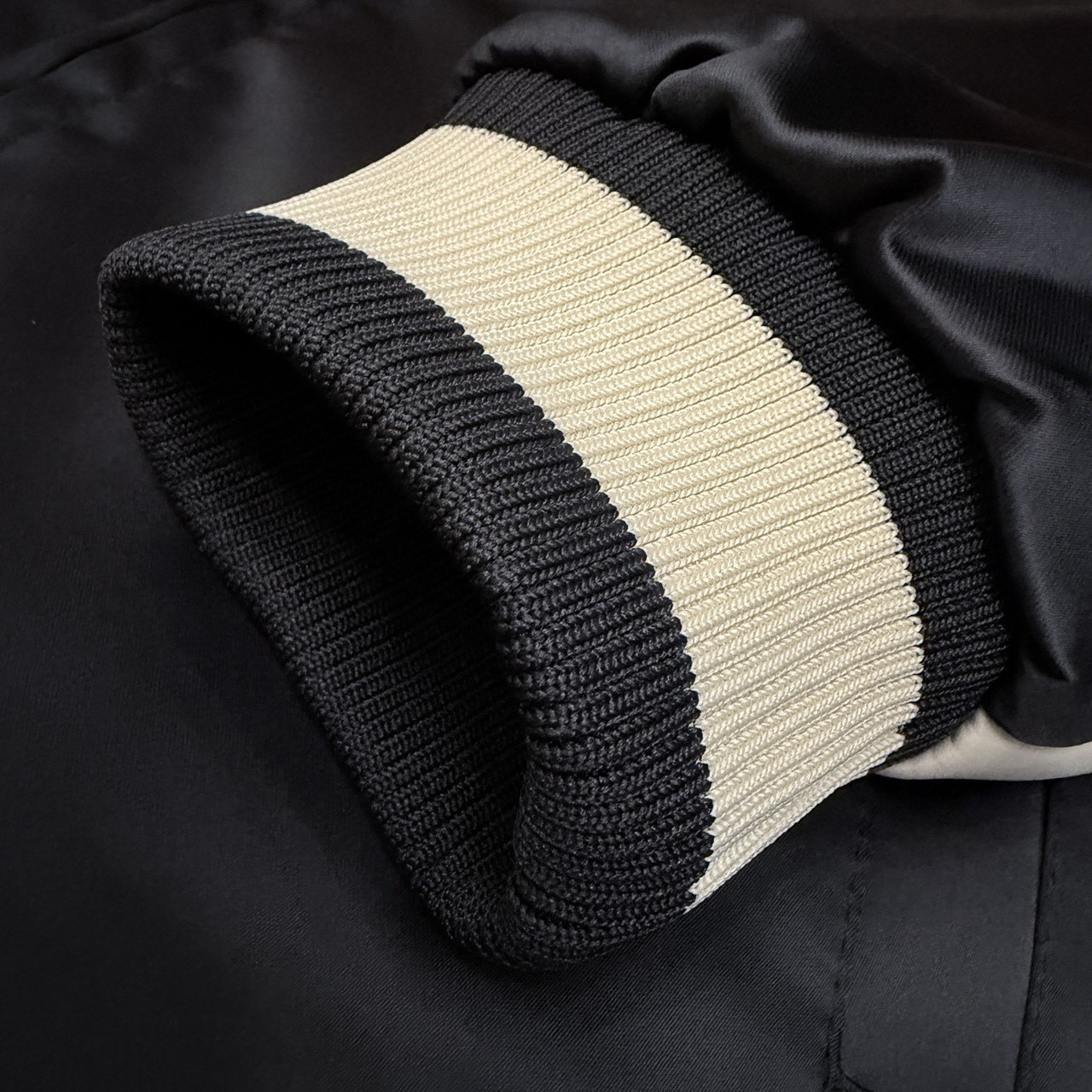 <p>Givenchy&nbsp;棒球外套</p>