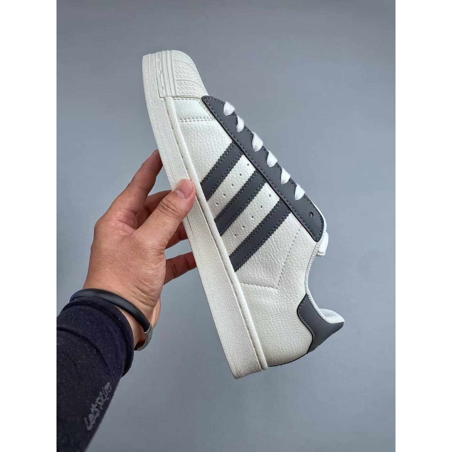 <p>Adidas 休闲运动板鞋(白灰)</p>